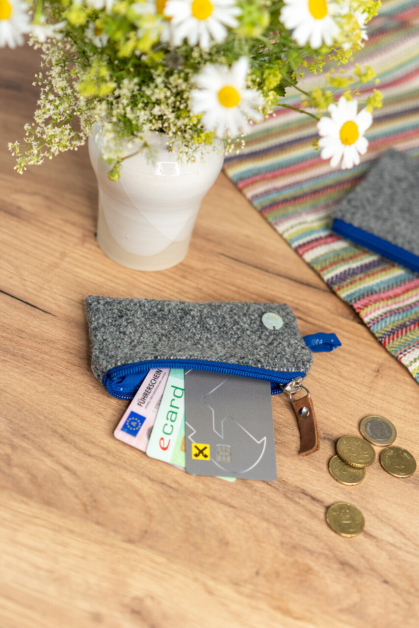 Lodenetui ANNI in Grau-Blau – perfekt für Visitenkarten, EC-Karten und Schlüssel, langlebig und regional gefertigt.