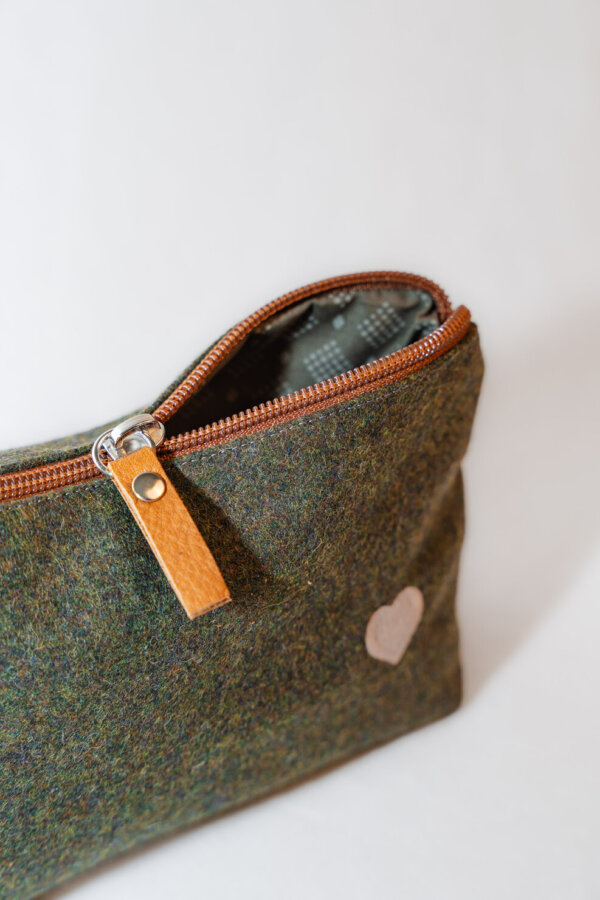 Loden-Kosmetiktasche LIESL von Mondschein in Grün mit braunen Details, nachhaltig und handgemacht.