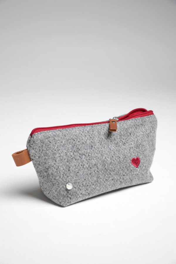 Graue Kosmetiktasche LIESL aus Loden mit roten Details – gefertigt für Nachhaltigkeit und zeitloses Design bei Mondschein.
