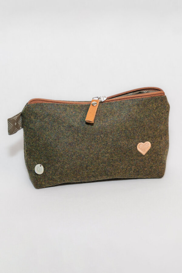 Kosmetiktasche LIESL in Grün aus Loden mit braunen Details, nachhaltiges Accessoire von Mondschein.