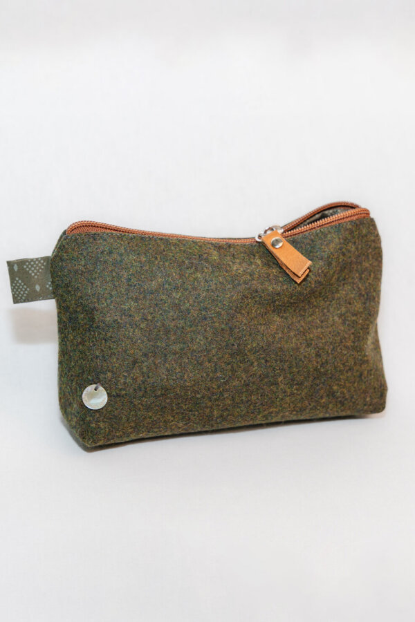 Nachhaltige Kosmetiktasche LIESL in Grün mit braunen Akzenten aus Loden, gefertigt von Mondschein.
