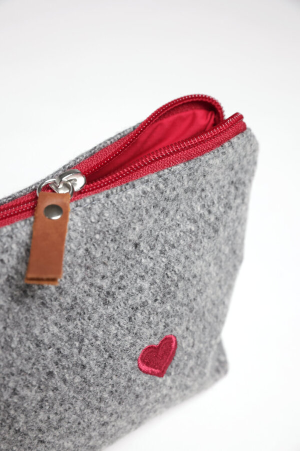 Kosmetiktasche LIESL aus grauem Loden mit roten Details, nachhaltiges und vielseitiges Accessoire von Mondschein.