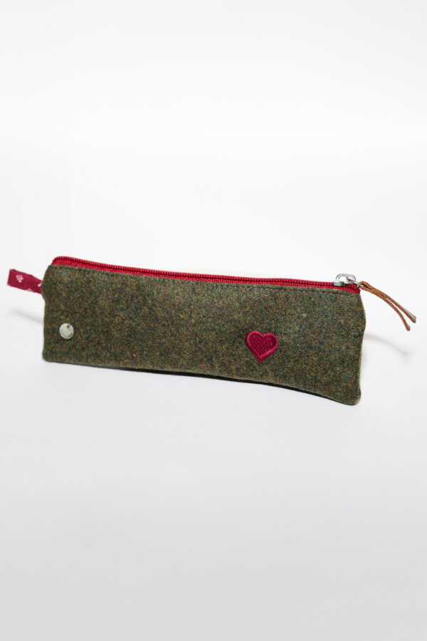 Nachhaltige Stiftetasche Heidi in Grün mit roten Details, gefertigt aus regionalem Loden – vielseitiges Accessoire aus Österreich von Mondschein.