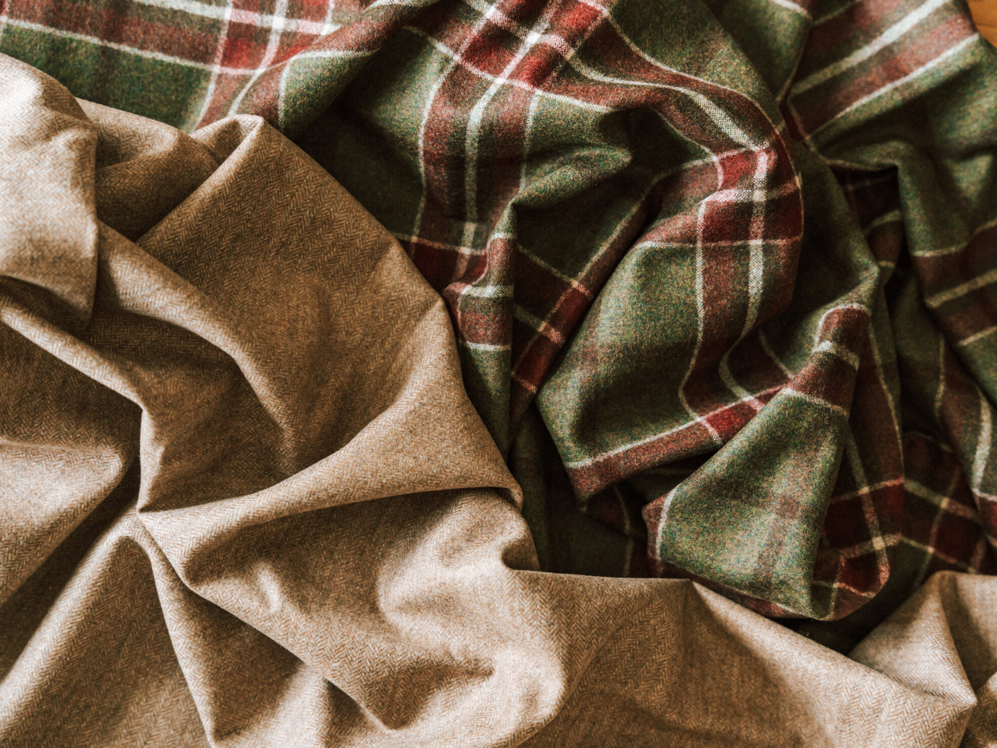 Hochwertige Tücher und Accessoires aus Loden - 100 % Merinowolle – hochwertiger Stoff für die Dreieckstücher und Schals von Mondschein, weich, wärmend und nachhaltig aus Österreich.