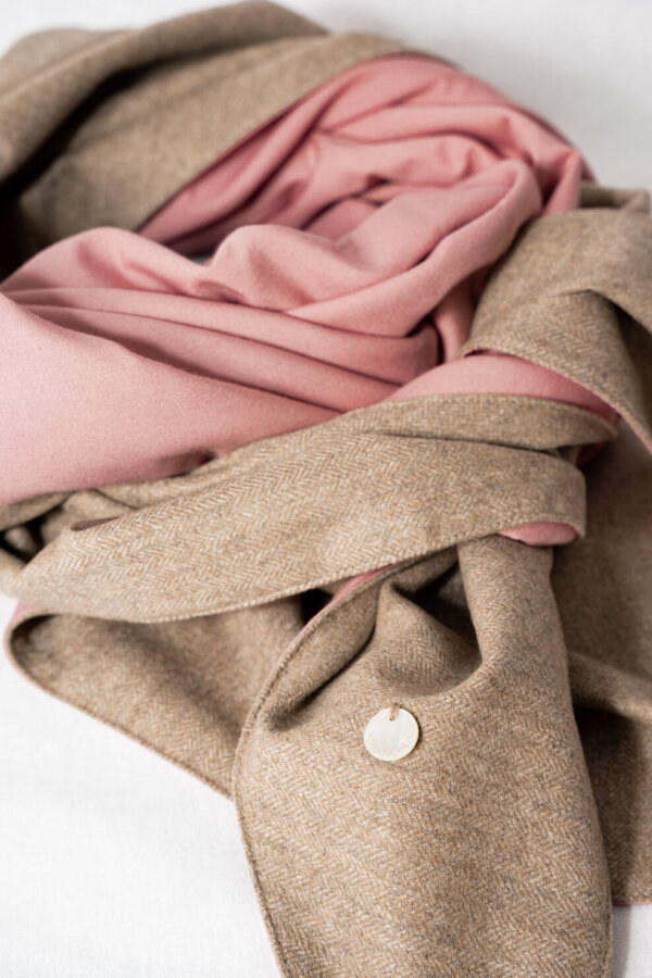 Elegantes Dreieckstuch Halstuch Sara in Taupe-Rosé – aus feinem Loden, vielseitig tragbar als Poncho oder Schultertuch