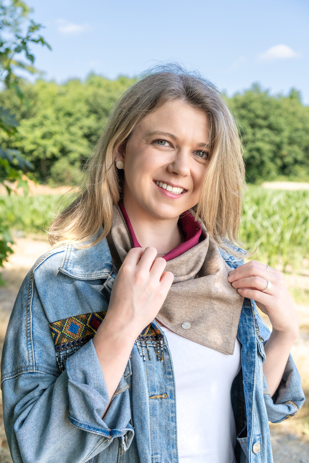 frau trägt elegantes lodentuch halstuch in beige taupe rot von mondschein design aus österreich