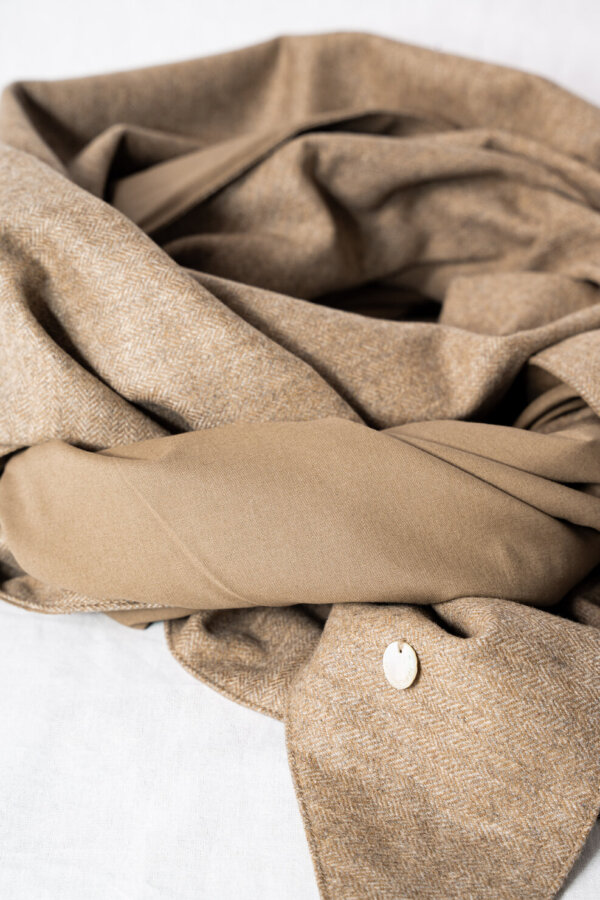 Dreieckstuch SARA in Taupe – elegantes Accessoire aus Loden, ideal für Herbst- und Winteroutfits.