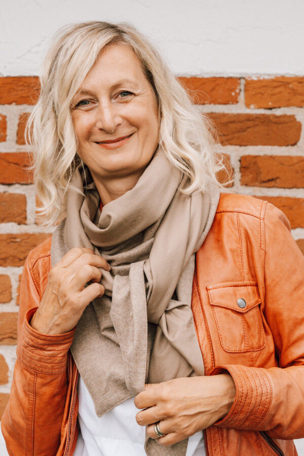 Lodentuch SARA groß in Taupe – zeitloses Schultertuch aus österreichischer Merinowolle.