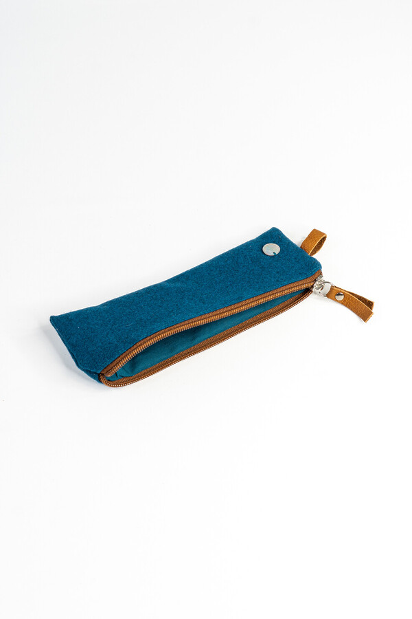 Nachhaltiges Etui HEIDI in Petrol mit Baumwollfutter – elegantes Design trifft Funktionalität.