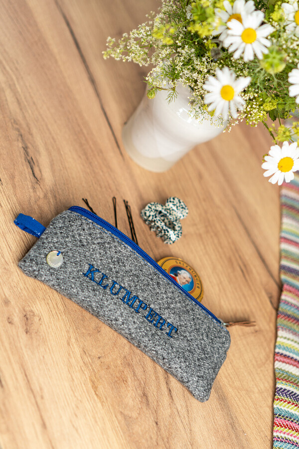 Stiftetasche HEIDI in Grau mit blauen Details – liebevoll als Geschenk verpackt, ideal für Schule, Büro oder besondere Anlässe.