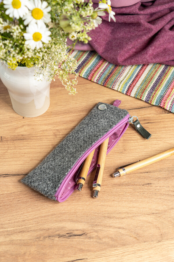Loden-Stiftetasche HEIDI in Grau mit rosa Details – funktional, nachhaltig und perfekt für den Alltag.