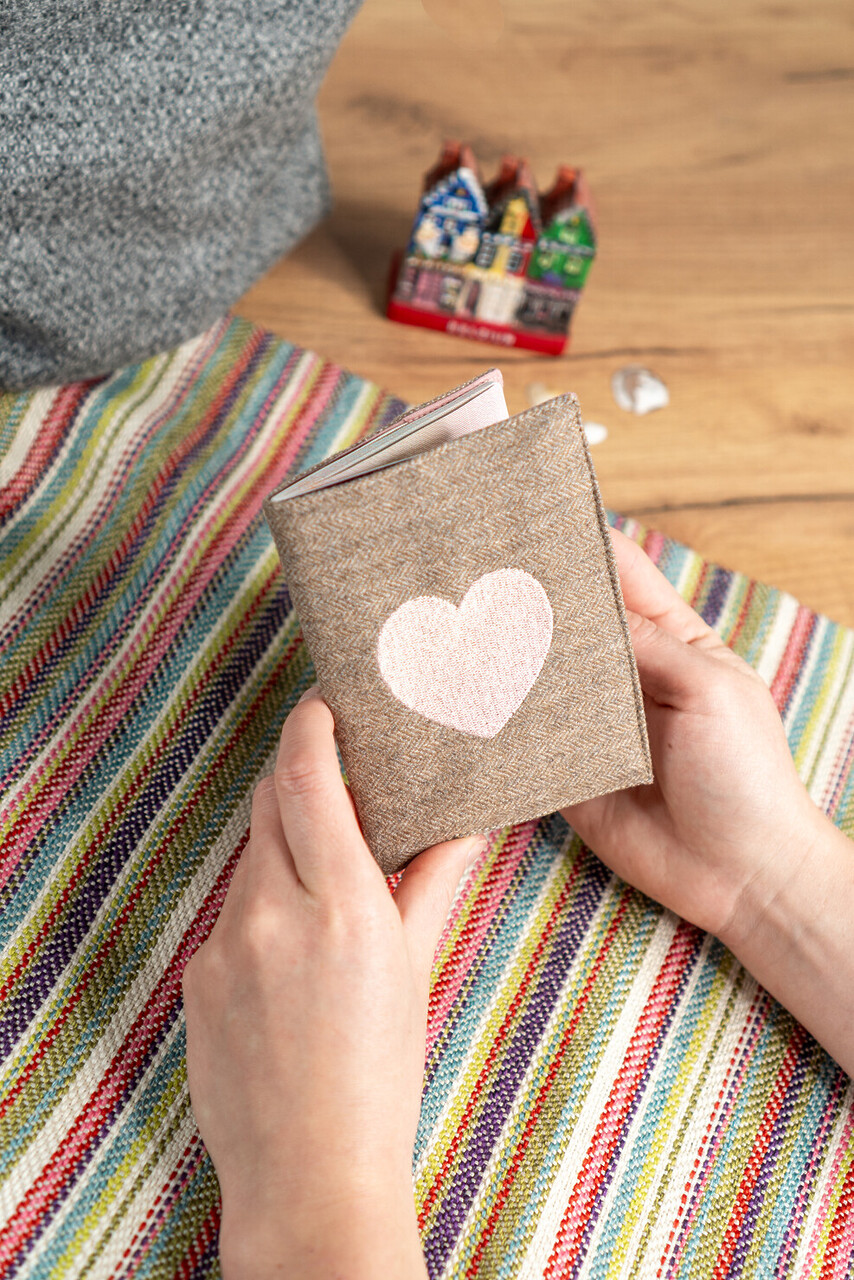 Rosa Reisepasshülle aus Loden mit Herz, liebevolles Geschenk für Reisefans