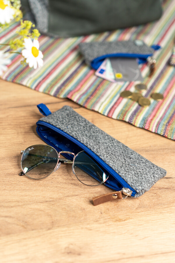 Graues Loden-Etui mit blauem Zipp – stilvolles und robustes Lesebrillen-Etui für unterwegs.