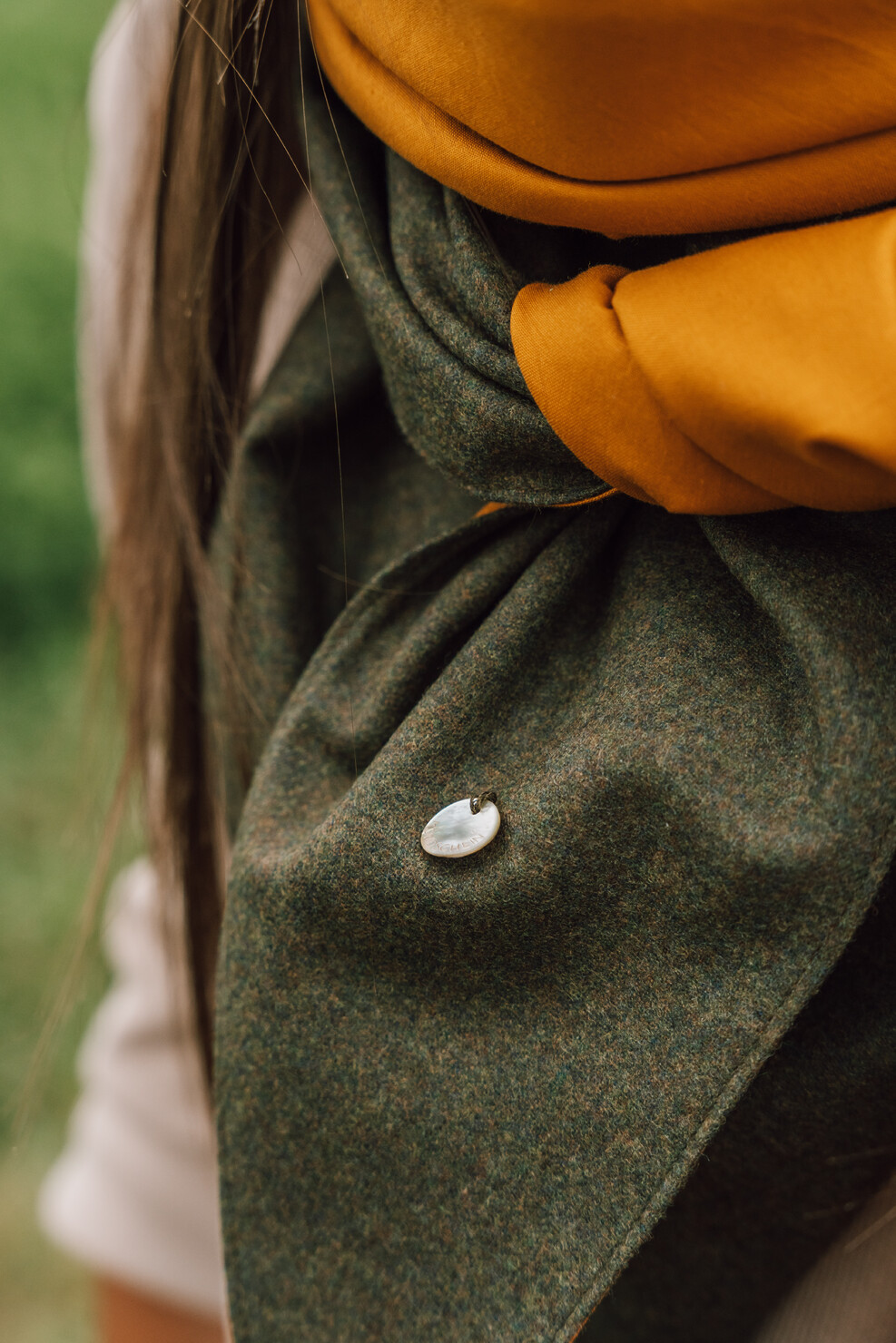 Detailaufnahme eines Dreieckstuchs aus Merinowolle und Baumwolle – nachhaltiger Lodenschal mit weicher Struktur, regional gefertigt.