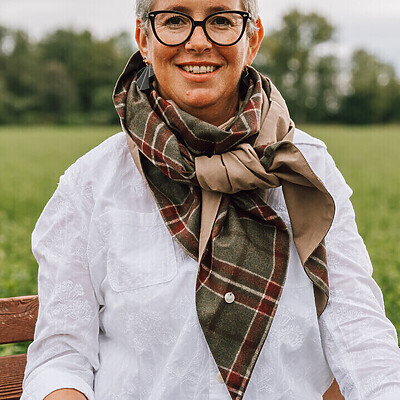 Schultertuch PAULA – aus kariertem Loden in Grün-Rot mit Rückseite aus weicher Baumwolle in Taupe, Beige
