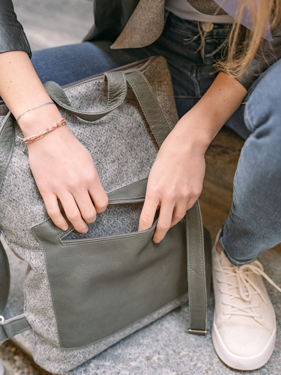 Mondschein Rucksack ALEX aus Merinowolle – leichter und robuster Lodenrucksack mit eleganten Lederriemen und verstecktem Seitenfach