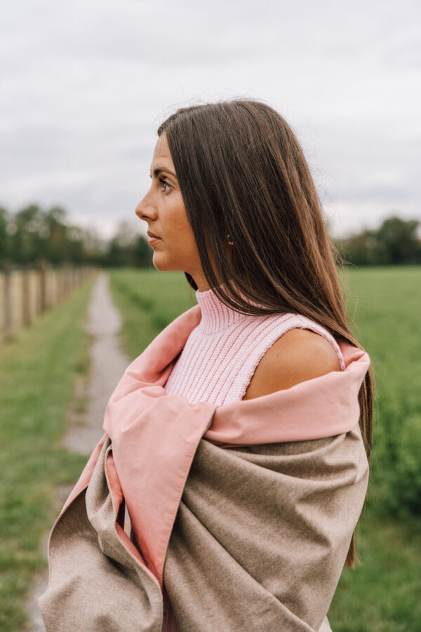Schultertuch, Poncho Sara Taupe-Rosé – hochwertiges Loden Dreieckstuch für Damen, klassisch und elegant