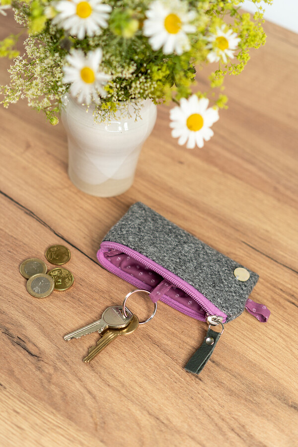 ANNI Etui in Grau-Rosa – nachhaltiges Accessoire aus Loden für Schlüssel, Karten und Visitenkarten, hergestellt in Österreich.