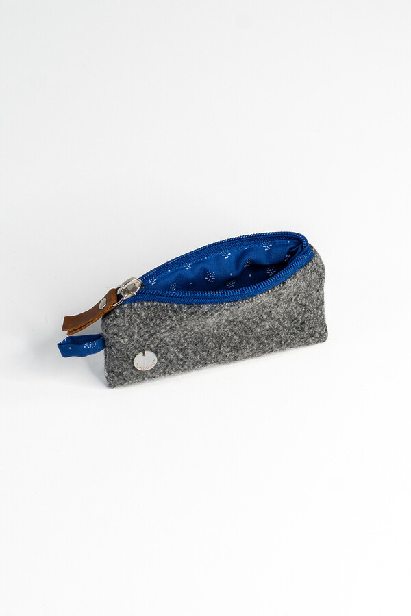 Nachhaltiges Accessoire ANNI – graues Etui mit blauen Akzenten für Schlüssel und Karten, produziert in Österreich.
