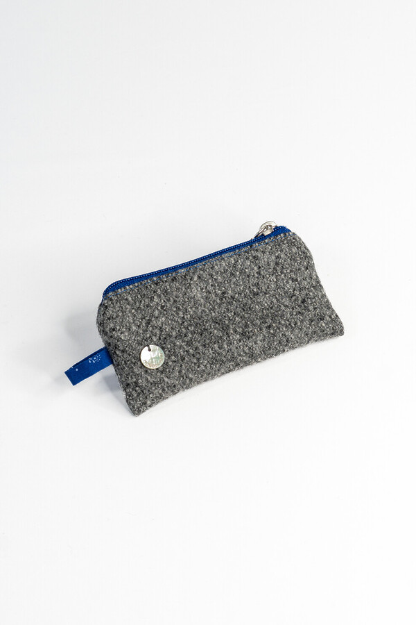 Loden-Schlüsseltäschchen ANNI Grau-Blau – robustes Etui für Karten und kleine Essentials, traditionell gefertigt.