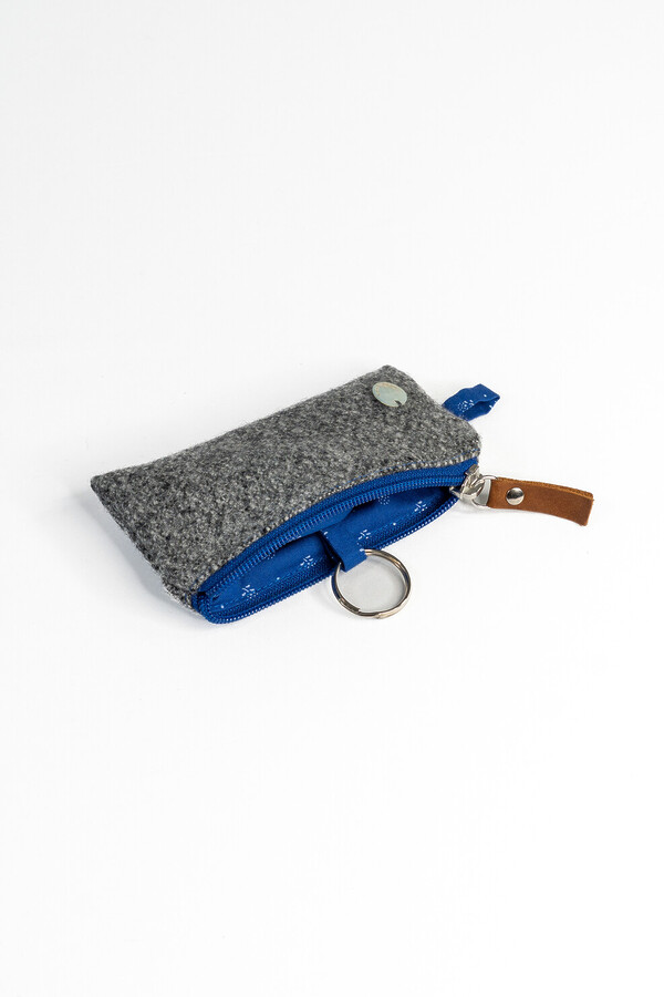 Stylisches Etui ANNI in Grau mit blauen Details und Schlüsselring – praktisches Accessoire für Schlüssel, EC-Karten und Visitenkarten, regional produziert.