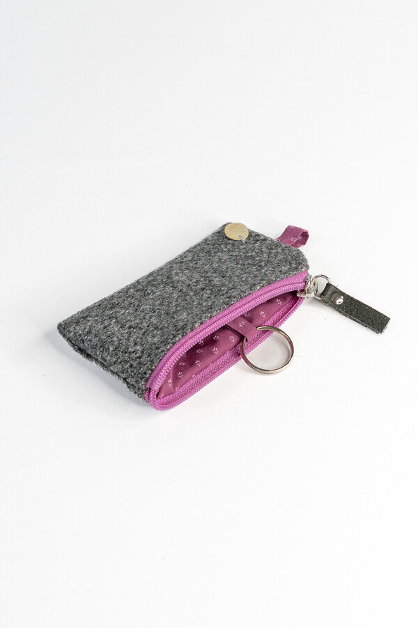 Nachhaltiges Lodenetui ANNI in Grau-Rosa – ideal für EC-Karten, Visitenkarten und Schlüssel, stilvoll und umweltfreundlich.