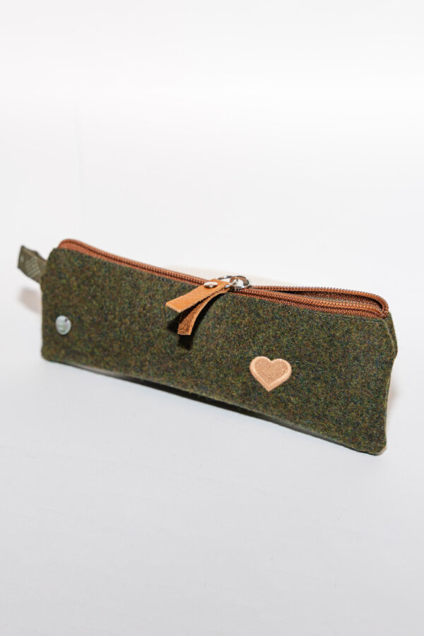 Loden Stiftetasche HEIDI in Grün mit braunen Akzenten, optional mit aufgesticktem Namen oder Text