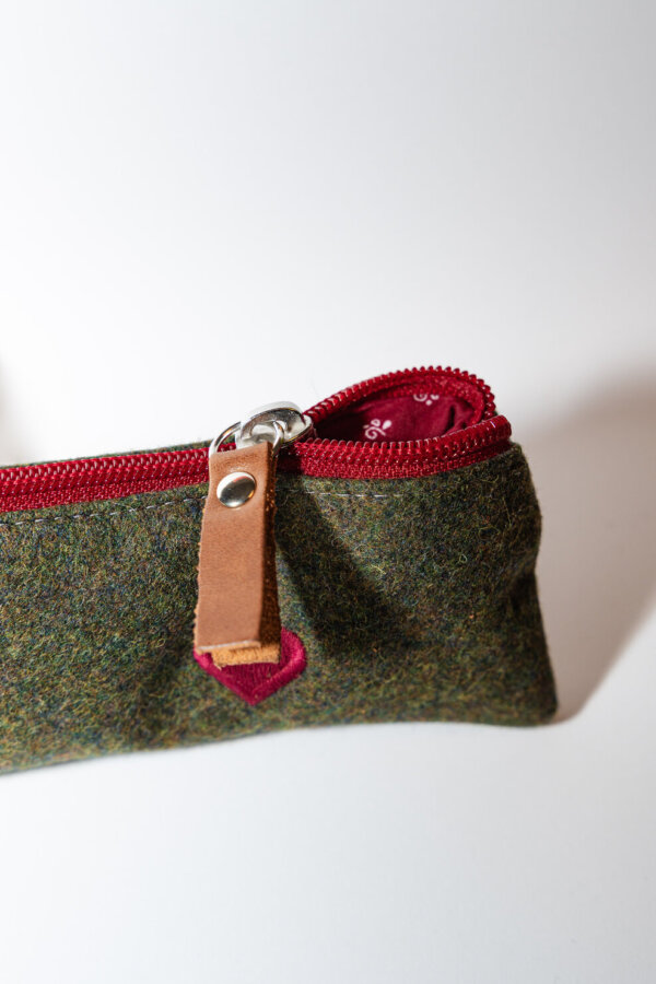 Stiftetasche Heidi aus grünem Loden mit rotem Reißverschluss, nachhaltig und handgemacht – perfektes Accessoire und Geschenkidee von Mondschein.